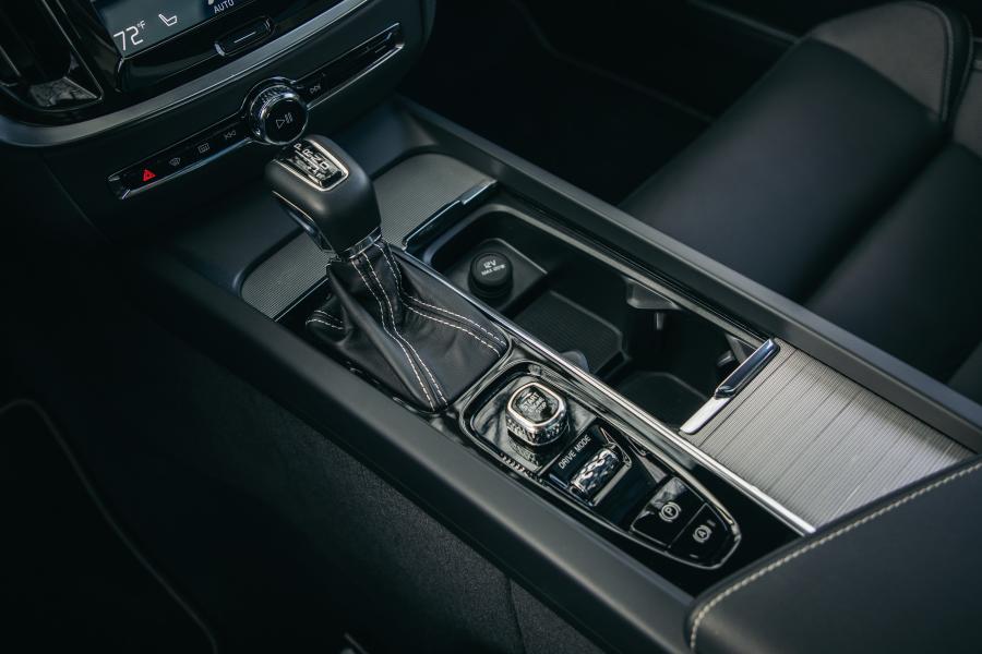 Детали интерьера Volvo S60 T6 R-Design 2018 года  (NA) (фото 17 из 40)